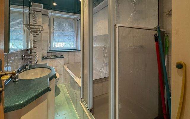 Bad mit Wanne und Dusche