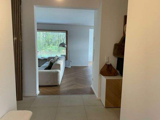 Blick vom Flur in den Wohn-/Essbereich