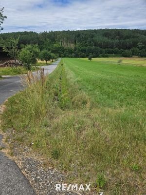 Weg seitlich entlang der Grundstücke