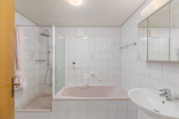 Bad mit WC, Dusche und Badewanne