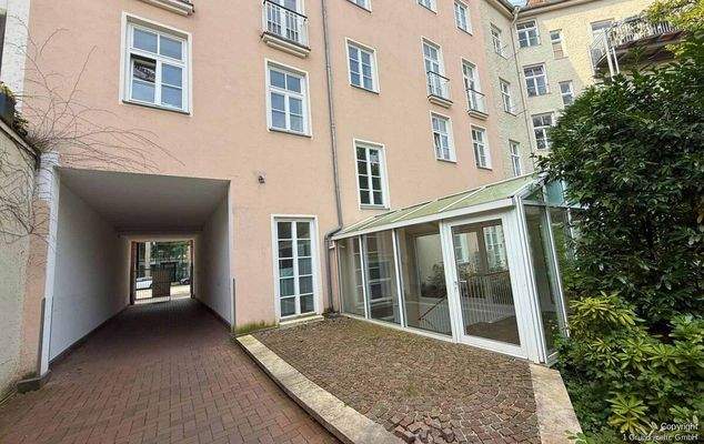 Direkter Zugang zur Tiefgarage über den Innenhof