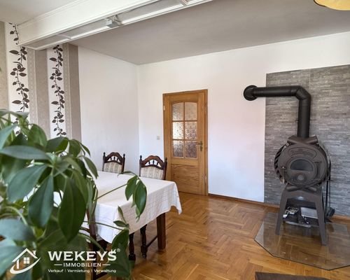 Wohnzimmer mit Essbereich und Kamin