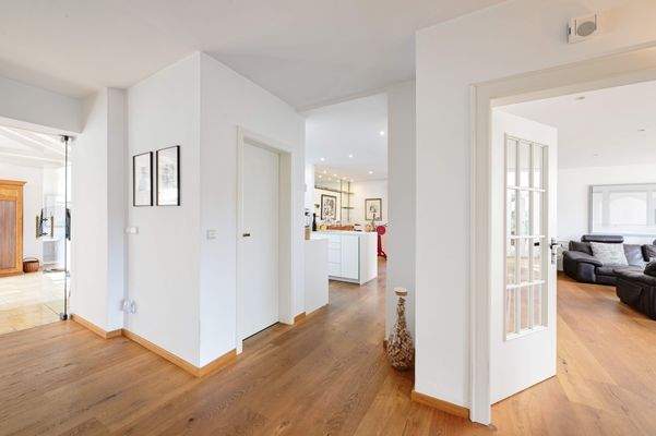 Blick in die offene Küche und Wohnzimmer