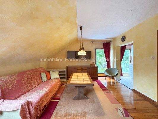 Wohn-Essbereich mit Zugang zum Balkon Dachgeschoss