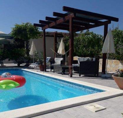 Ein fantastischer Pool schmückt das Exterieur