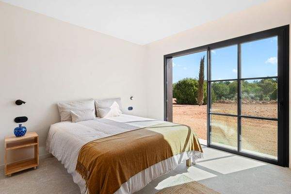 Schlafzimmer im Untergeschoss mit Zugang zum Garten