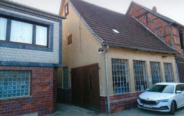 Blick auf die Werkstatt mit Toreinfahrt