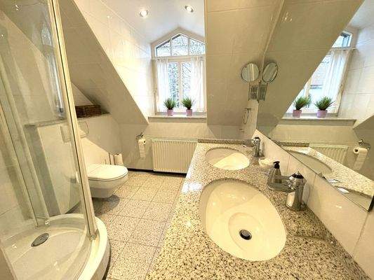 1. von 2 Bädern im Dachgeschoss