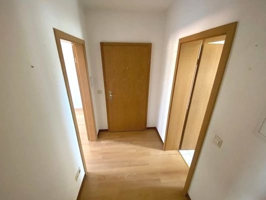 Flur mit Blick zum Wohnungseingang