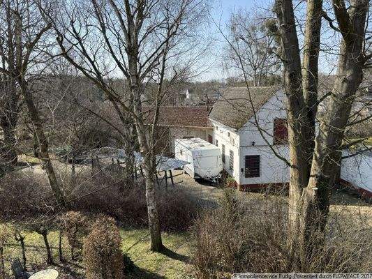Blick vom Obergeschoss auf die Nebengebäude im Innenhof