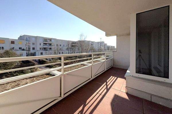 Loggia mit Blick über den Wohnpark