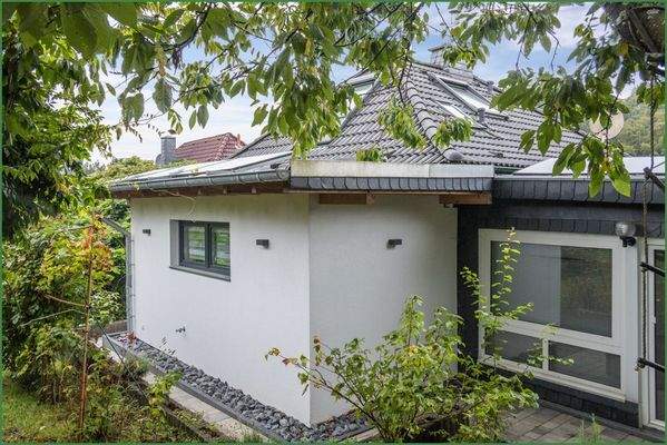 Seitenansicht vom Garten aus