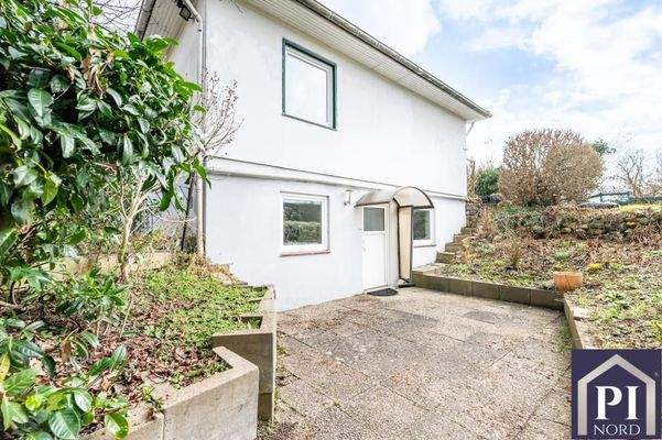 Überdachter Eingang und sonnige Terrasse