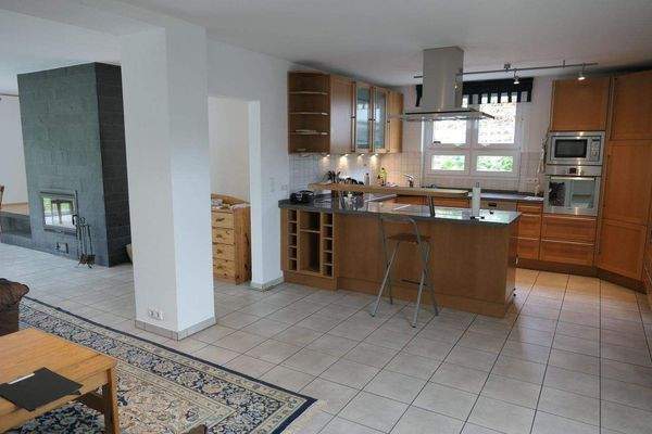 Blick auf die offene Küche und den Kamin