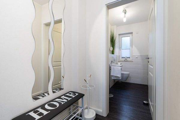 Flur mit Blick zum Gäste-WC