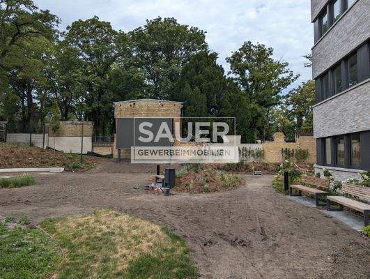 Außenbereich mit Videoleinwand