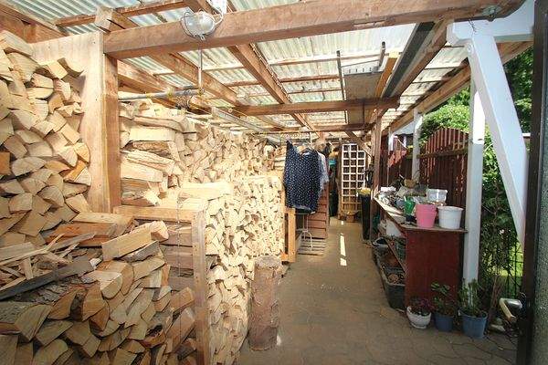 Die große überdachte Lagerfläche