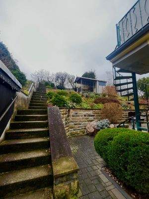 Blick in den Garten und Wendeltreppe zum Balkon