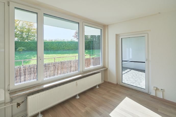 GEPFLEGTE 3,5 ZIMMERWOHNUNG - RENOVIERT - GROßZÜGIGER SÜD-WEST BALKON - EINBAUKÜCHE