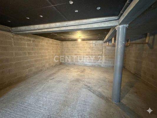 Große Garage mit zusätzlicher Lagermöglichkeit