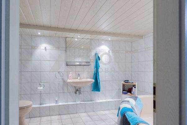 Badezimmer im Untergeschossin UG