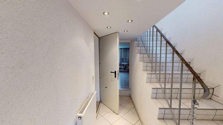 Eingangsbereich mit Zugang zur Garage