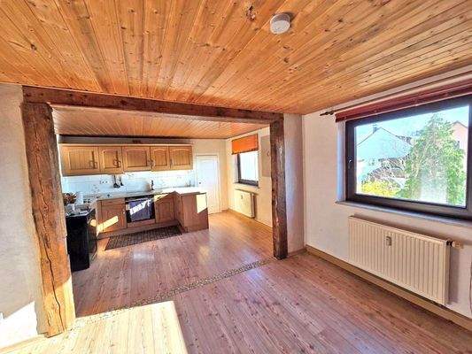 Esszimmer mit Zugang zur Küche OG