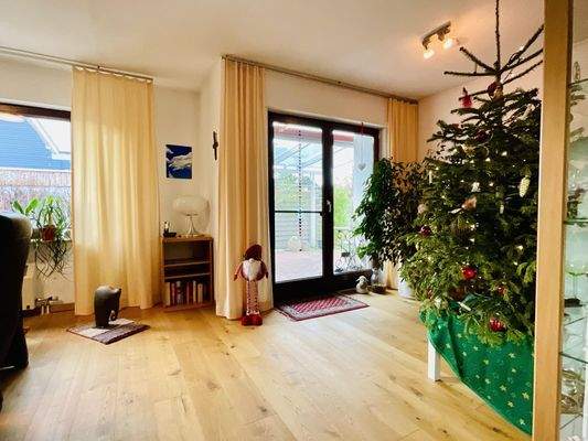 Wohnzimmer mit Zugang zur Terrasse