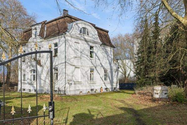 Blick vom Gartentor zur Villa