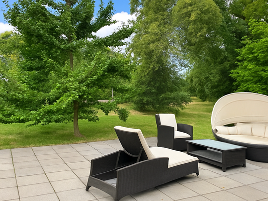 Terrasse mit Sitzgelegenheiten im Grünen