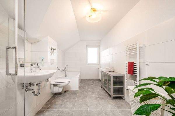 modernes Bad mit Fenster (OG)