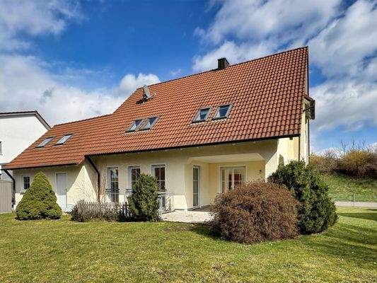 Außenansicht West mit Garten und Terrasse