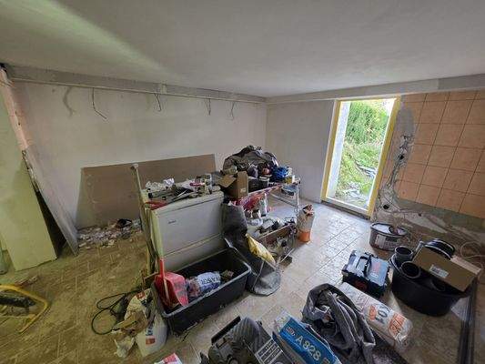 Teilweise-renovierter-Keller