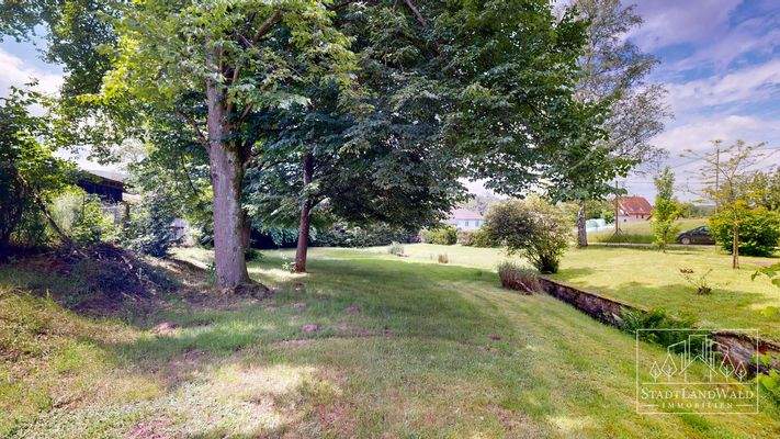 Garten mit Bachlauf und Bauplatz