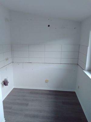 Leere Küche mit Fliesenwand