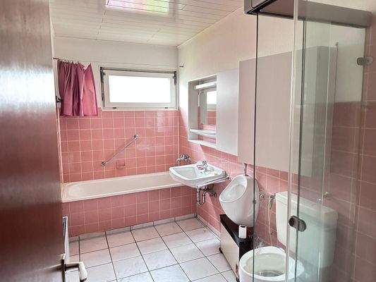 Badezimmer mit Tageslicht und Fenster