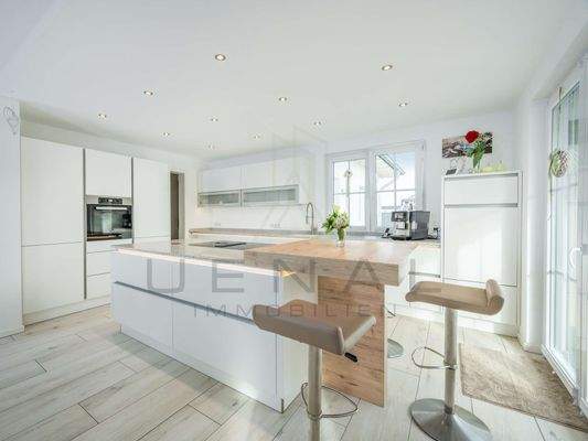 EG: Exklusive Designküche mit Kochinsel