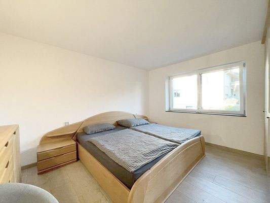 Großzügiges Schlafzimmer im EG