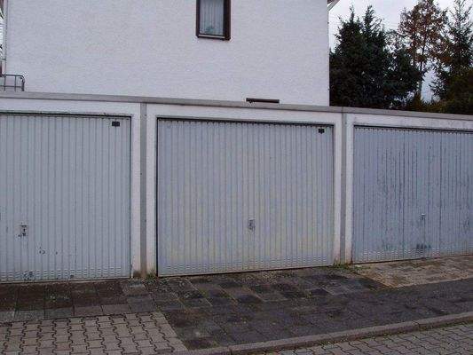 einzelne Garage zur Straße