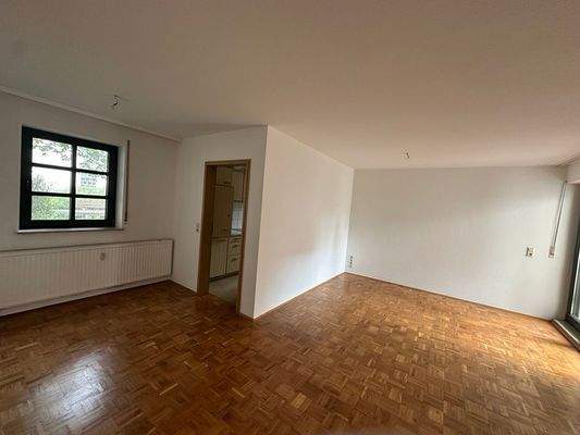 Helles Wohnzimmer mit Parkett