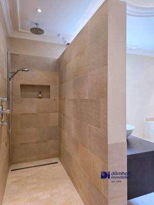 Badezimmer mit Dusche und Wanne EG