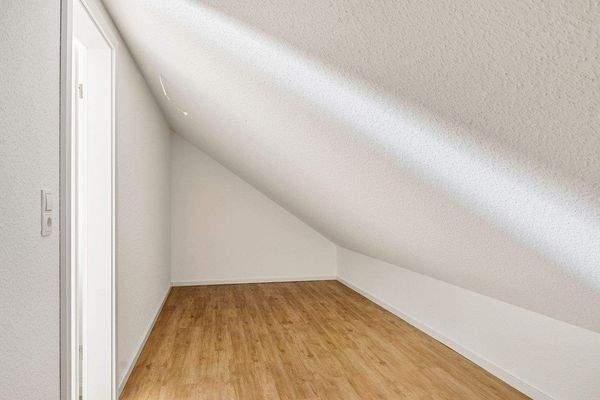 große Abstellfläche im Spitzboden