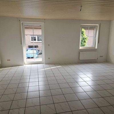 Wohn-/Esszimmer mit Ausgang zum Südbalkon