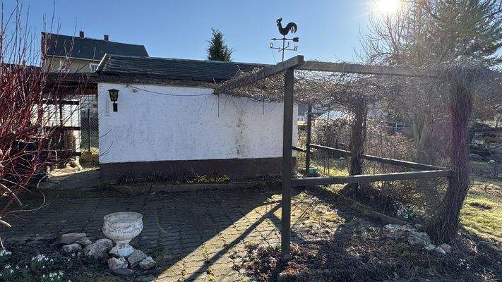 massives Nebengelass mit Sitzecke