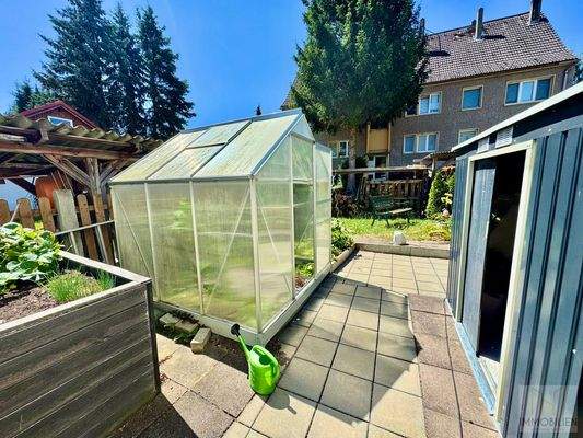 Gewächshaus und Schuppen im Garten