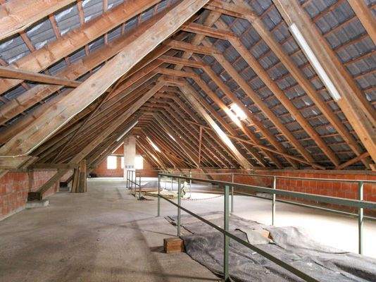 Unsausgebautes Dachgeschoss über den Garagen