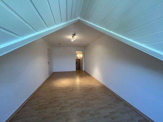 Zimmer 2 mit Übergang ins Bad 2