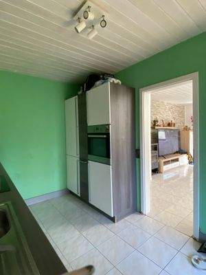 Küche mit Blick ins Wohnzimmer