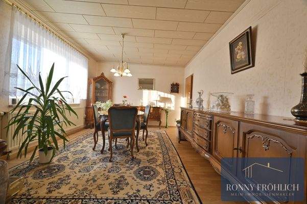 Wohnzimmer mit Essbereich 