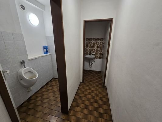 WC 2 Halle EG